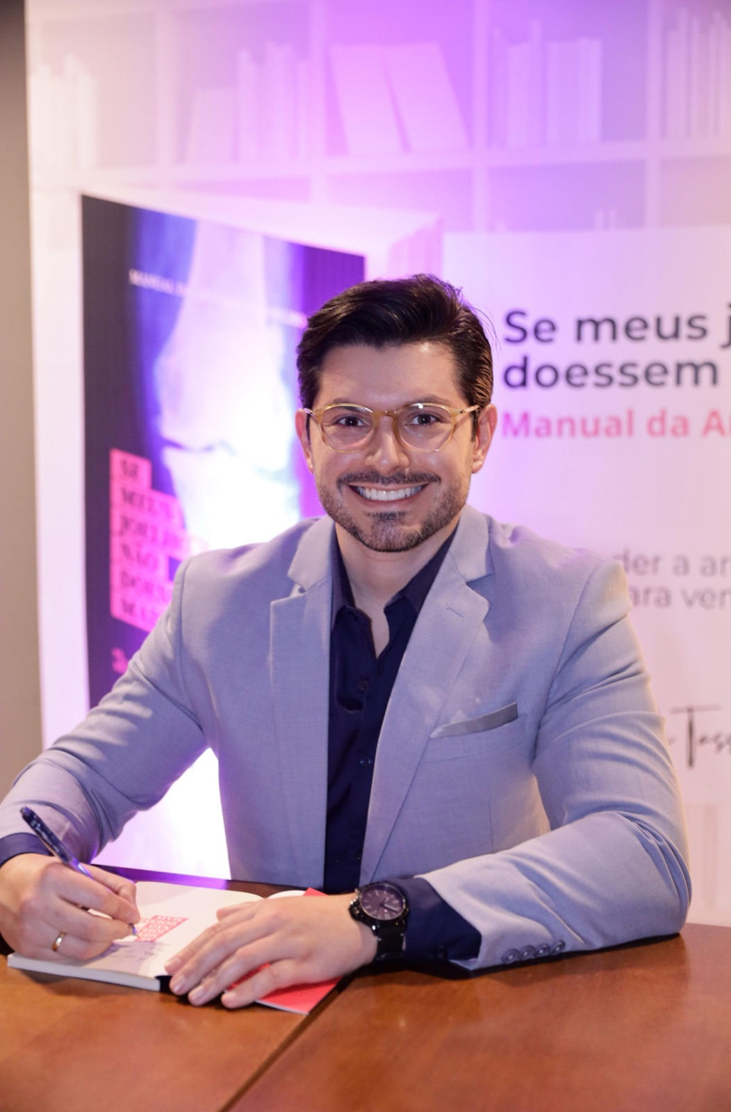 Dr. Tasso Alacón autografando um exemplar do livro Se Meus Joelhos Não Doessem Mais