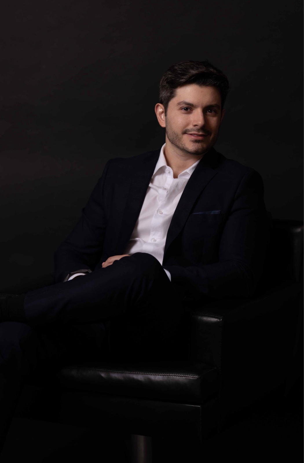 Retrato do Dr. Tasso Alacón sentado em uma poltrona de couro